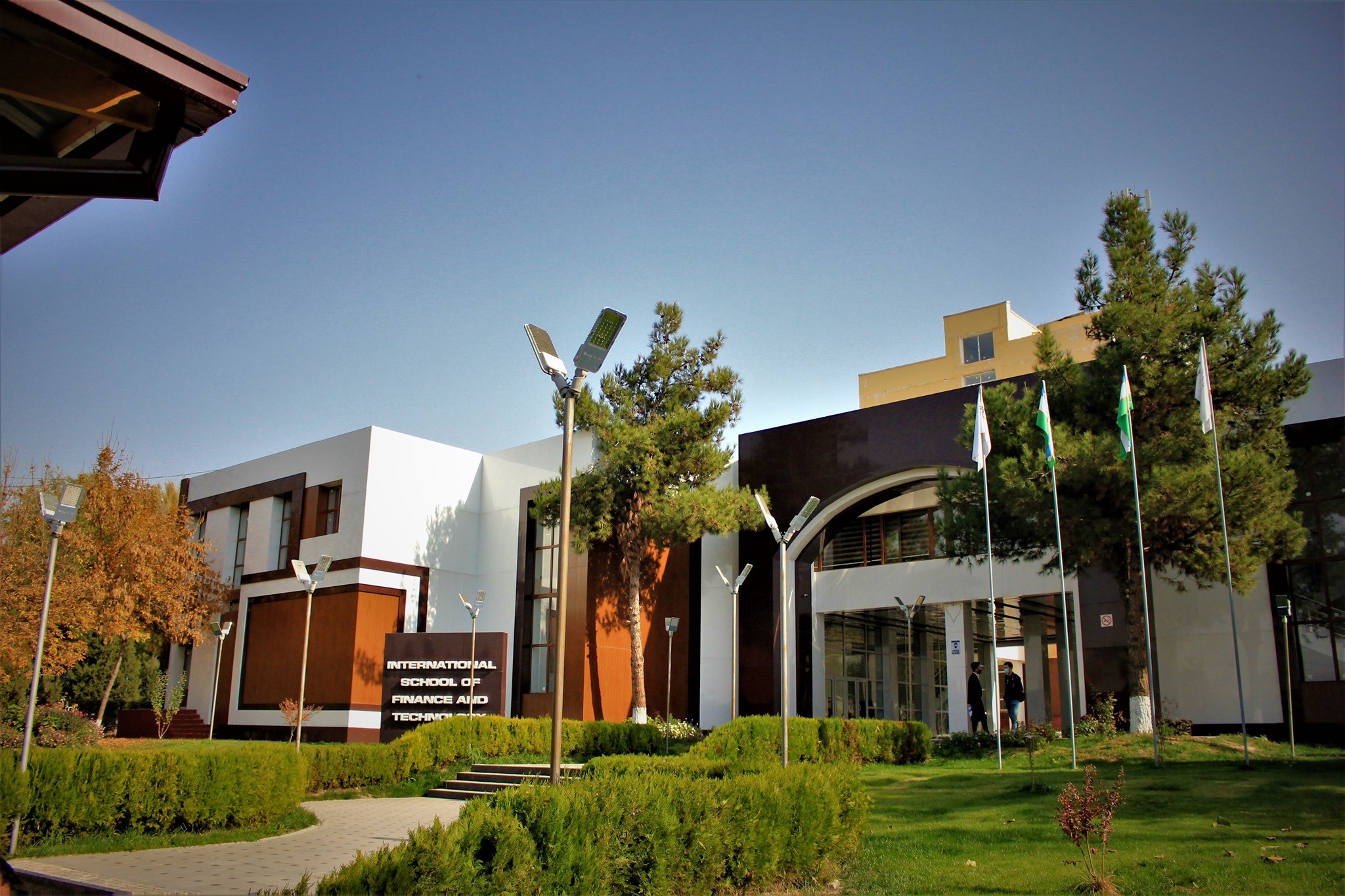 International School of Finance Technology and Science yo'nalishlari